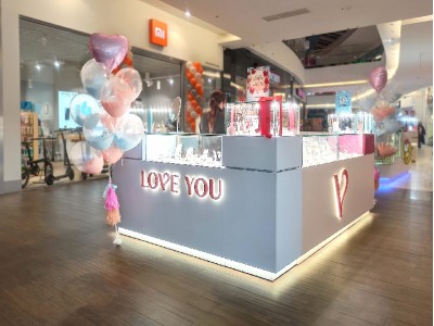 Design of the LOVE YOU jewelry house island in the Prospekt shopping center